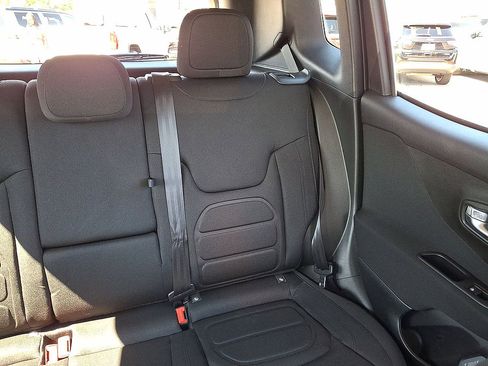 Used 2018 Jeep Renegade Latitude w/ Cold Weather Group AWD/4WD image 14
