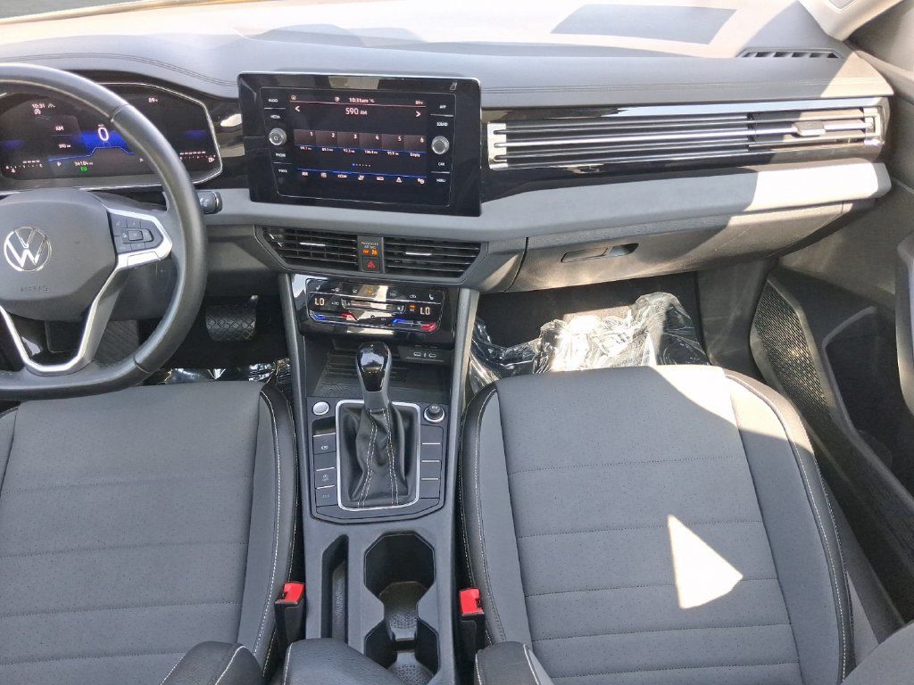 Used 2025 Volkswagen Jetta SE FWD image 3