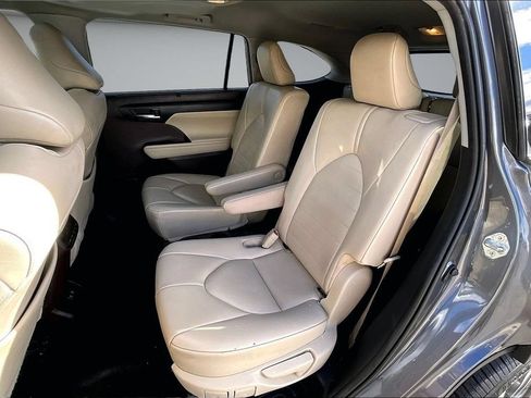 Used 2021 Toyota Highlander XLE AWD/4WD image 21