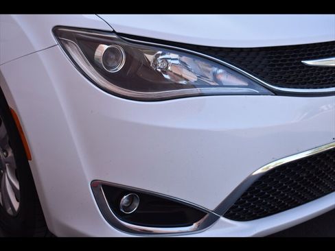 Used 2019 Chrysler Pacifica Touring-L image 44