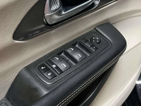 Used 2023 Chrysler Pacifica Touring-L FWD image 14