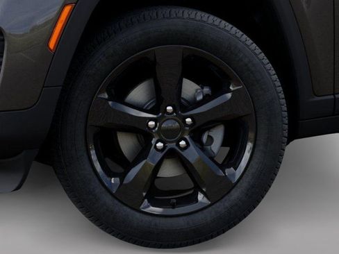 New 2025 Jeep Grand Cherokee Altitude image 8