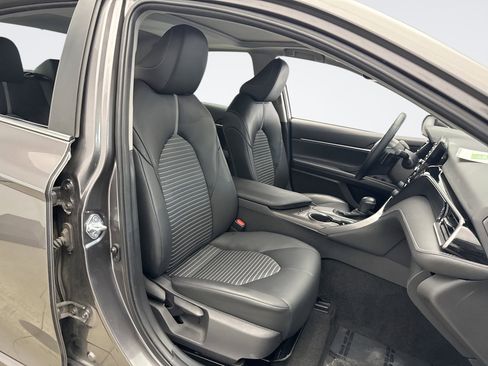 Used 2021 Toyota Camry SE w/ Cold Weather Package image 15