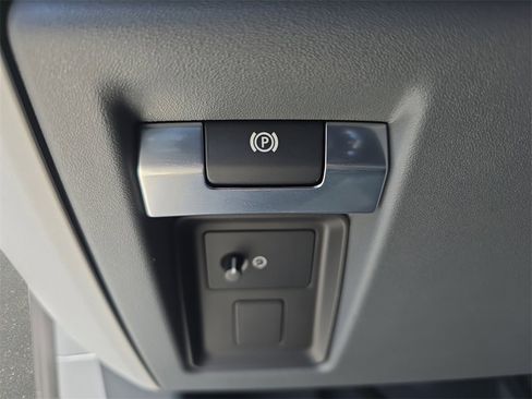 New 2025 Land Rover Defender 130 X-Dynamic SE image 27