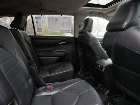 Used 2021 Toyota Highlander XLE image 26
