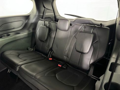 Used 2025 Chrysler Pacifica Select FWD image 35