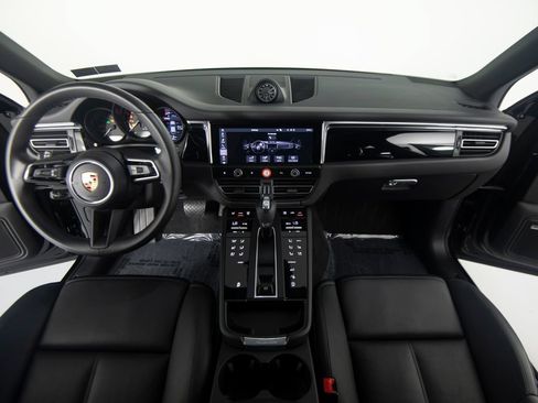 Certified 2026 Porsche Macan AWD/4WD image 32
