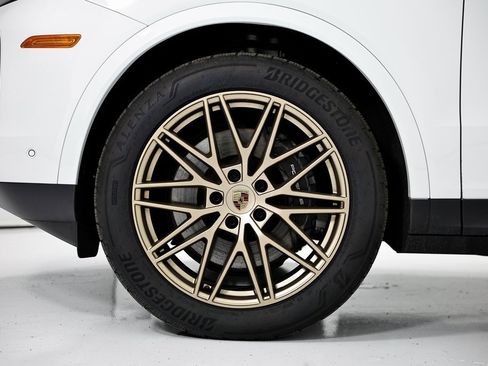 Certified 2025 Porsche Cayenne w/ Premium Package Plus image 13