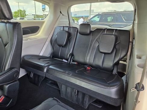 Used 2023 Chrysler Pacifica Touring-L FWD image 16