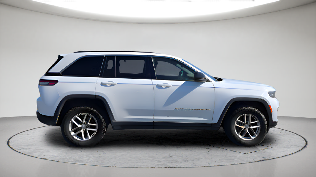 Used 2024 Jeep Grand Cherokee Laredo X w/ Trailer Tow Package AWD/4WD image 4