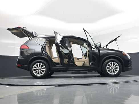 Used 2017 Nissan Rogue SV w/ SV Premium Package image 30