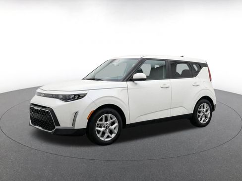 Used 2025 Kia Soul LX w/ LX Technology Package FWD image 3