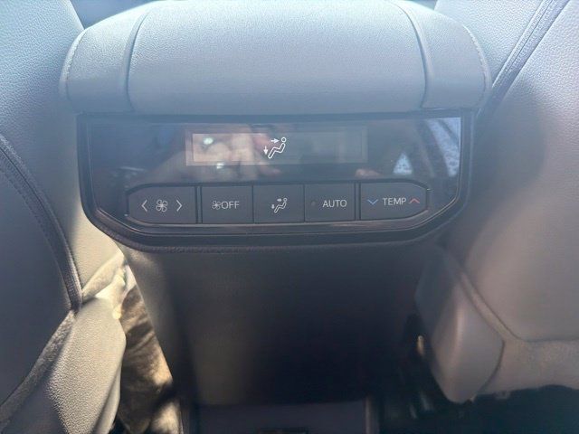 Used 2024 Toyota Highlander XLE FWD image 23