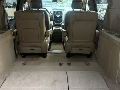 Used 2016 Chrysler Town & Country Touring FWD image 16