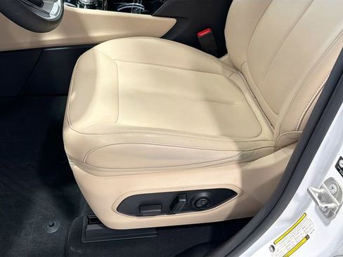 Used 2023 Jeep Grand Cherokee Limited image 17