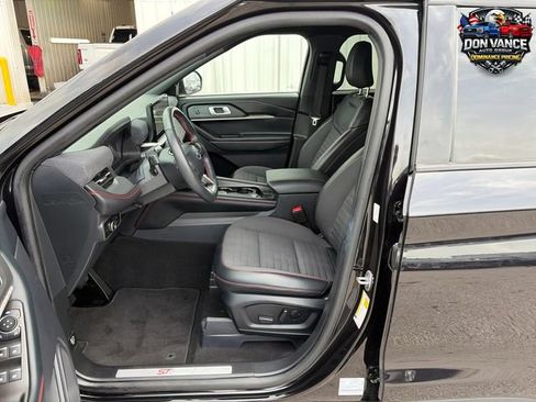 Used 2025 Ford Explorer ST-Line w/ ST-Line Street Pack AWD/4WD image 9