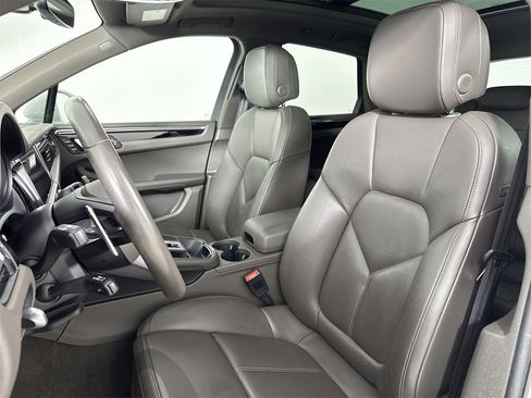 Certified 2023 Porsche Macan image 5