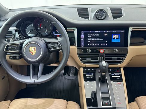Certified 2025 Porsche Macan AWD/4WD image 30