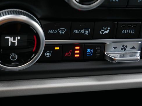 Certified 2024 Ford Expedition XLT image 25