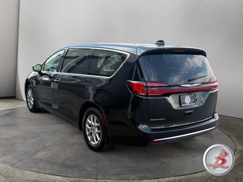 Used 2023 Chrysler Pacifica Touring-L FWD image 5