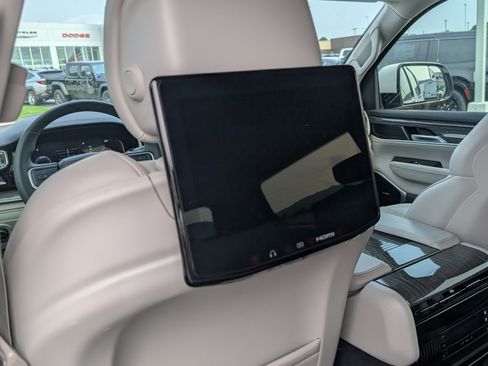 Used 2022 Jeep Wagoneer Series III w/ Rear Seat Video Group 1 AWD/4WD image 16