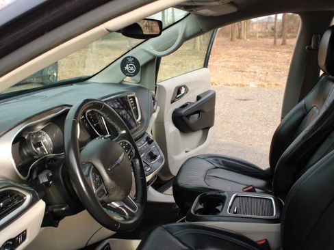 Used 2021 Chrysler Pacifica Touring-L FWD image 20