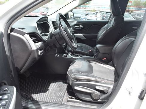 Used 2018 Jeep Cherokee Trailhawk w/ Cold Weather Group AWD/4WD image 16