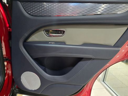 Used 2022 Bentley Bentayga image 23