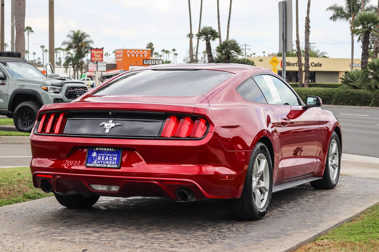 Used 2017 Ford Mustang Coupe RWD image 4