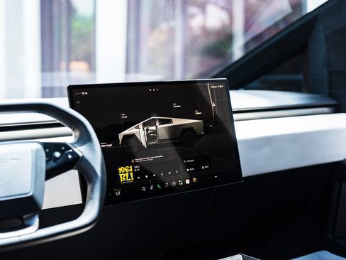 Used 2024 Tesla Cybertruck AWD Crew Cab image 18