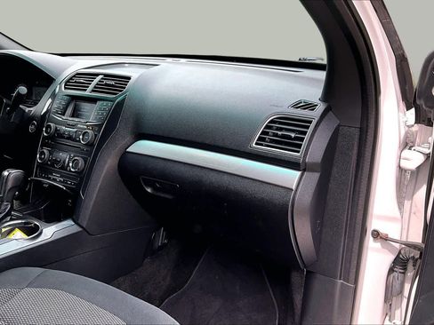 Used 2017 Ford Explorer XLT AWD/4WD image 19