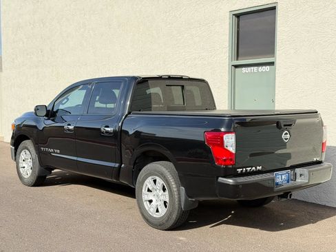 Used 2018 Nissan Titan SV w/ SV Convenience Package RWD image 3