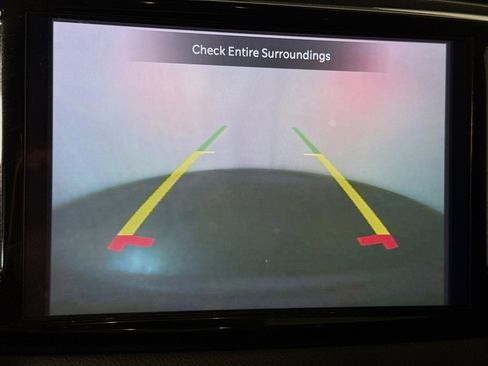 Used 2023 Chrysler Pacifica Touring-L image 19