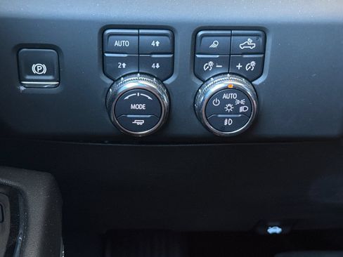 Used 2025 GMC Sierra 2500 AT4 w/ AT4 Premium Plus Package AWD/4WD image 40