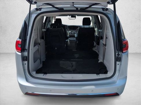 Used 2024 Chrysler Pacifica Limited FWD image 7