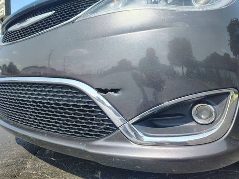 Used 2017 Chrysler Pacifica Touring-L FWD image 3