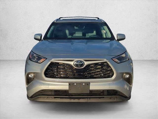 Used 2022 Toyota Highlander XLE AWD/4WD image 2