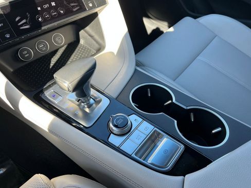 Used 2025 Genesis G70 2.5T image 41