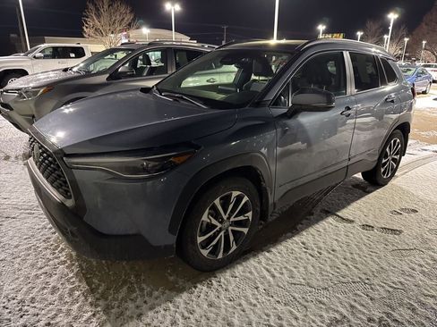 Used 2024 Toyota Corolla Cross XLE image 8