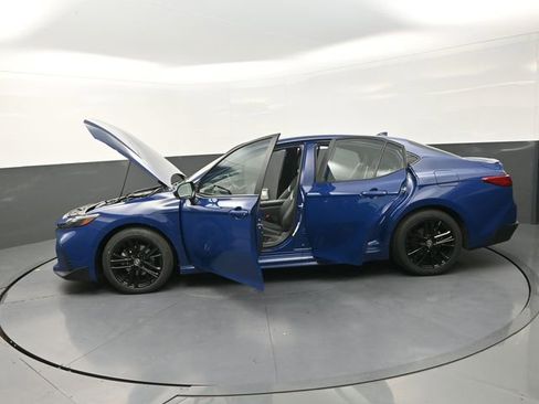 Used 2025 Toyota Camry SE image 4