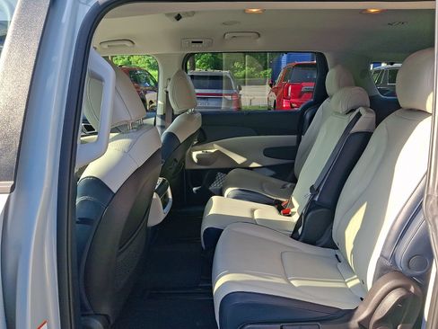 Used 2026 Kia Carnival EX FWD image 11