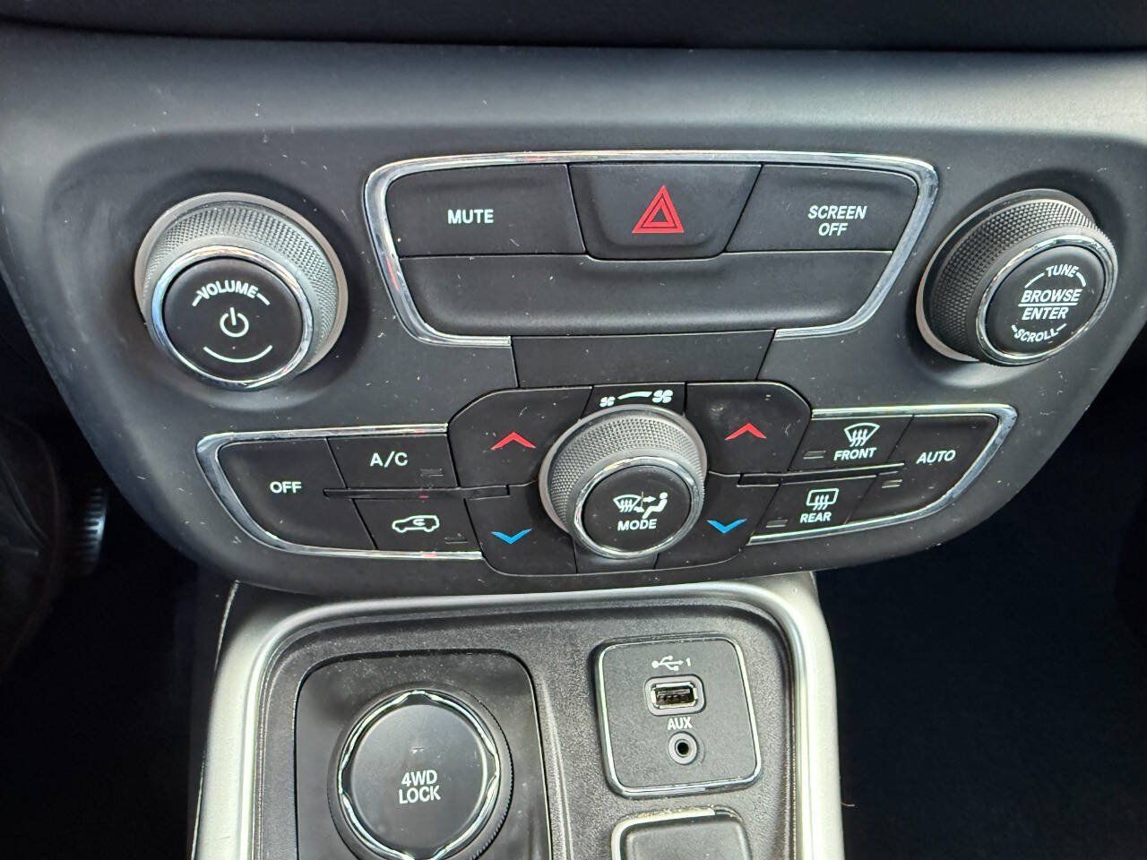Used 2019 Jeep Compass Latitude w/ Cold Weather Group AWD/4WD image 19