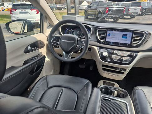 Used 2024 Chrysler Pacifica Touring-L image 13