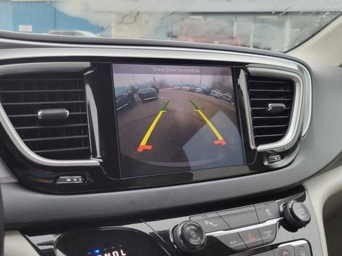 Used 2018 Chrysler Pacifica Touring-L image 31