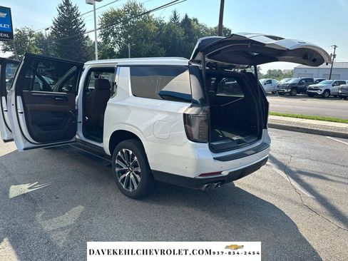 Used 2025 Chevrolet Suburban High Country AWD/4WD image 35