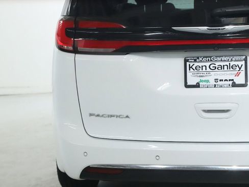 Used 2024 Chrysler Pacifica Touring-L FWD image 41