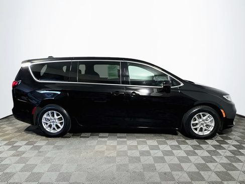 Used 2025 Chrysler Pacifica Select FWD image 8