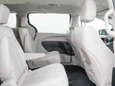 Used 2017 Chrysler Pacifica Touring-L FWD image 14