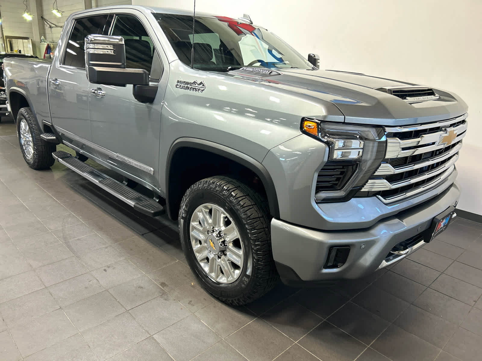 Used 2024 Chevrolet Silverado 2500 High Country w/ High Country Premium Package AWD/4WD image 2