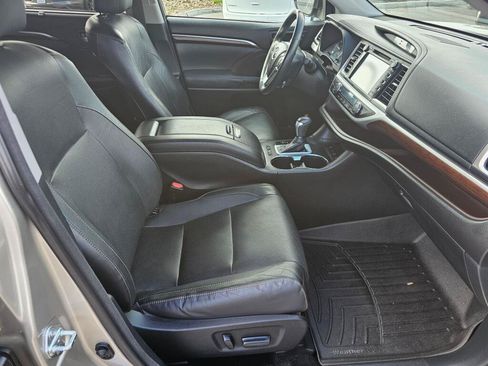Used 2014 Toyota Highlander Limited Platinum AWD/4WD image 11